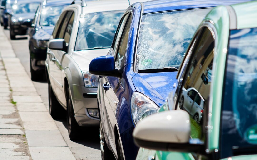 autos im stau - erhöhung der versicherungsprämie ab 2024